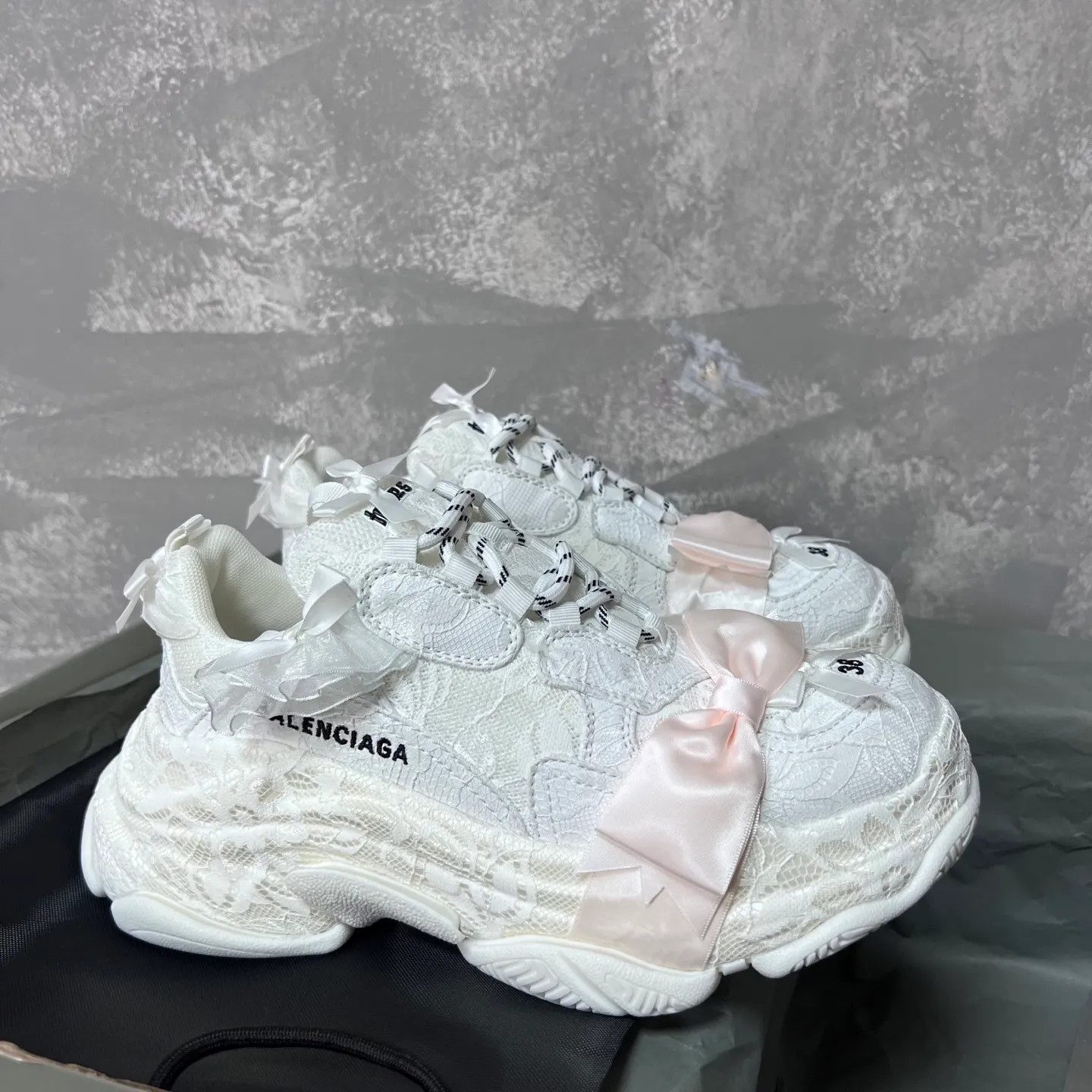 👟👟Ex-factory price 720👟👟 BALENCIAGA, lace bow Paris daddy, lace bow🎀triples are really super cute, white lace➕pink ribbon bow🎀definitely touches the heart of girls, this design actually has a sweet and cool feeling! There’s no girl who doesn’t like lace! Break through the cool dad shoe series and boldly try sweet styles! Code number: 35-39 (40 customized)